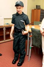 Krystian ubrany w mundur polowy, czeka na mianowanie do Służby Celnej