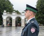 Funkcjonariusz Służby Celno-Skarbowej stoi na tle Grobu Nieznanego Żołnierza