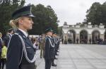 Funkcjonariusze Służby Celno-Skarbowej stoją na tle Grobu Nieznanego Żołnierza