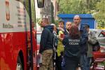 Grupa chętnych do oddania krwi oczekuje w kolejce do ambulansu