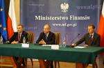 Wiceminister Paweł Cybulski - w centralnej części zdjęcia – wraz ze swoimi współpracownikami przedstawia podczas konferencji prasowej założenia nowych rozwiązań w zakresie JPK.