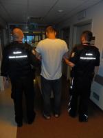 Podejrzany o przemyt narkotyków prowadzony przez funkcjonariuszy celno-skarbowych na oddział szpitalny