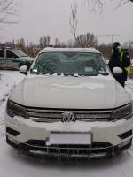 Auto znaleziony w lesie  przez funkcjonariuszy celno-skarbowych - pojazd to VW Tiguan