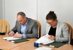 Zastępca Dyrektora Izby Administracji Skarbowej w Warszawie oraz p.o. Dyrektora Departamentu Efektywności Energetycznej podpisują umowy na dofinansowanie trzech projektów, które będą realizowane przez Izbę
