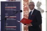 Zastępca Dyrektora Izby Administracji Skarbowej Zbigniew Grzymała przemawia podczas uroczystości wręczenia odznaczeń za działania na rzecz ochrony zabytków