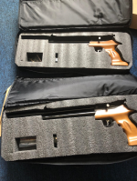 Zdjęcie pistoletów wykonane na blacie biurka