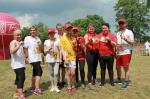 Grupa biegaczy  IAS w Warszawie z pamiątkowymi medalami