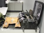 Paczki z heroiną były ukryte w podwójnych ściankach walizki, co nie uszło uwadze funkcjonariuszy.