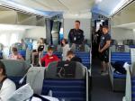 Dzieci na pokładzie samolotu Boeing 787 Dreamliner w fotelach klasy biznes.