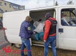 Na zdjęciu funkcjonariusz mazowieckiej Służby Celno-Skarbowej i CBŚP sprawdzają przestrzeń ładunkową pojazdu 