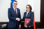 Premier Mateusz Morawiecki podający rękę Magdalenie Rzeczkowskiej - powołanej na stanowisko Szefa KAS
