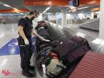 Funkcjonariusz KAS dokonuje inspekcji bagażu