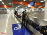 Funkcjonariusz KAS dokonuje inspekcji bagażu