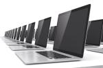 Kilkadziesiąt otwartych laptopów obok siebie umieszczonych na jednej powierzchni