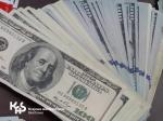 Plik banknotów dolarów o różnych nominałach ujawnionych na lotnisku u obywateli Polski przylatujących z USA