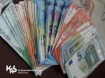 Plik banknotów euro o różnych nominałach ujawnionych na lotnisku u obywateli Polski przylatujących z USA